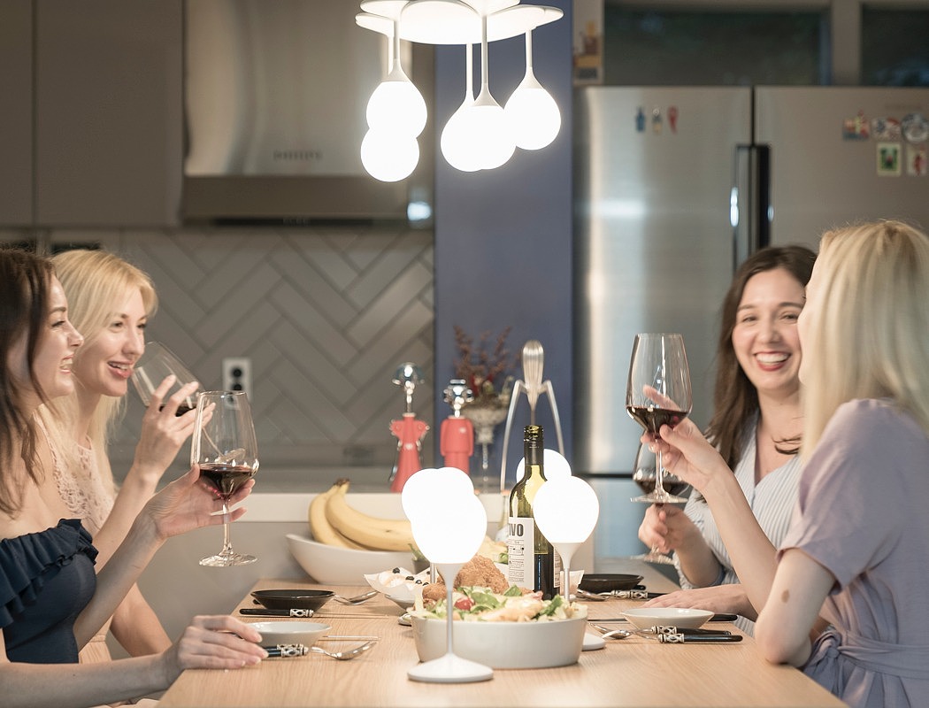 lighting，a chandelier，Wireless charging，speech recognition，