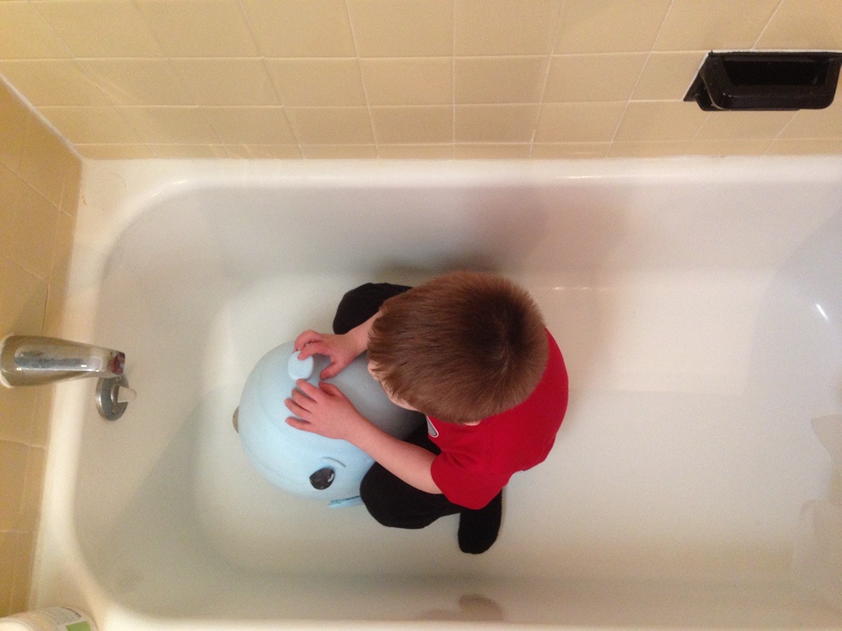 children，take a shower，Toys，whale，Design Research，