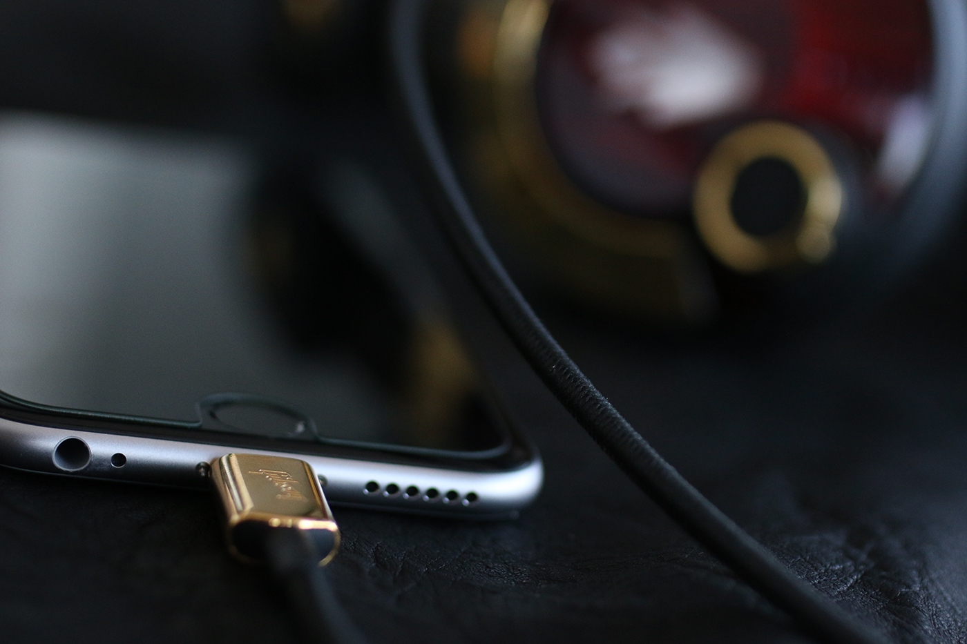 headset，Headwear，woodiness，Leatherwear，product design，