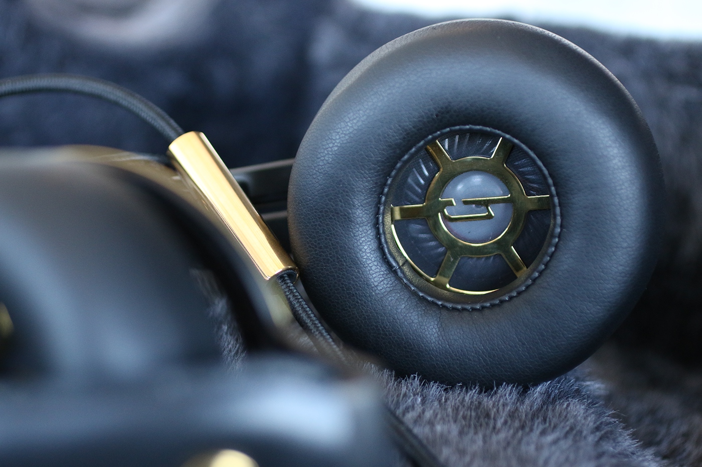 headset，Headwear，woodiness，Leatherwear，product design，