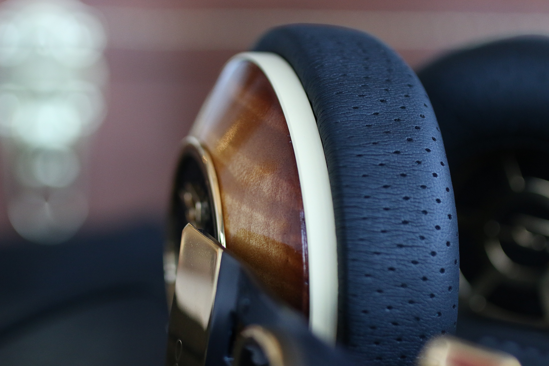 headset，Headwear，woodiness，Leatherwear，product design，