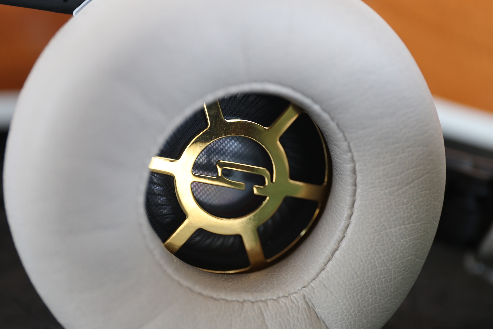 headset，Headwear，woodiness，Leatherwear，product design，