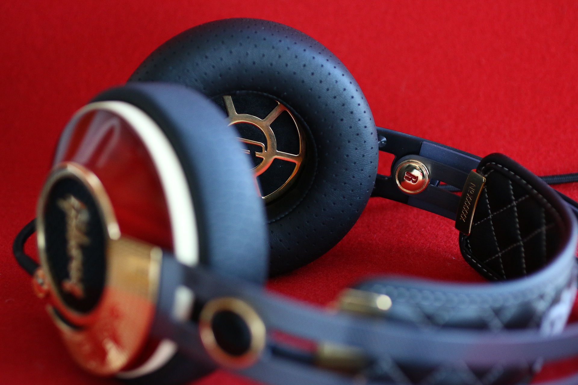 headset，Headwear，woodiness，Leatherwear，product design，