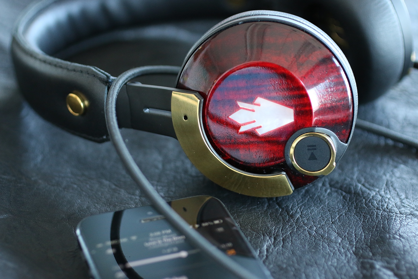 headset，Headwear，woodiness，Leatherwear，product design，