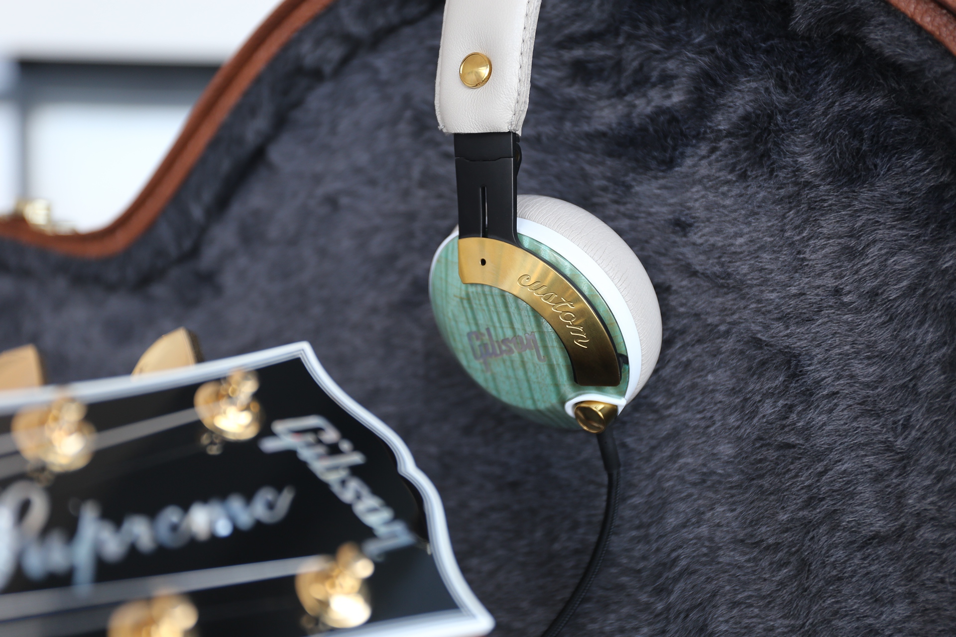 headset，Headwear，woodiness，Leatherwear，product design，