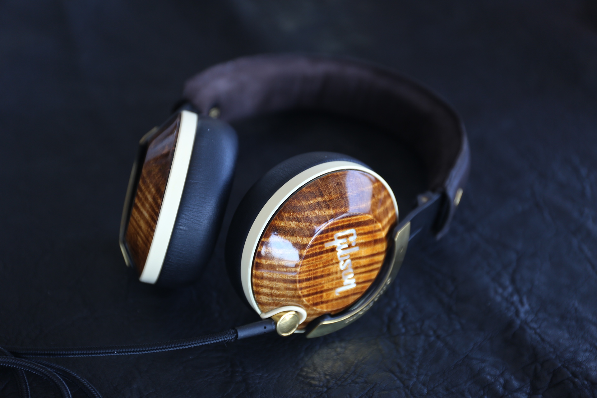 headset，Headwear，woodiness，Leatherwear，product design，