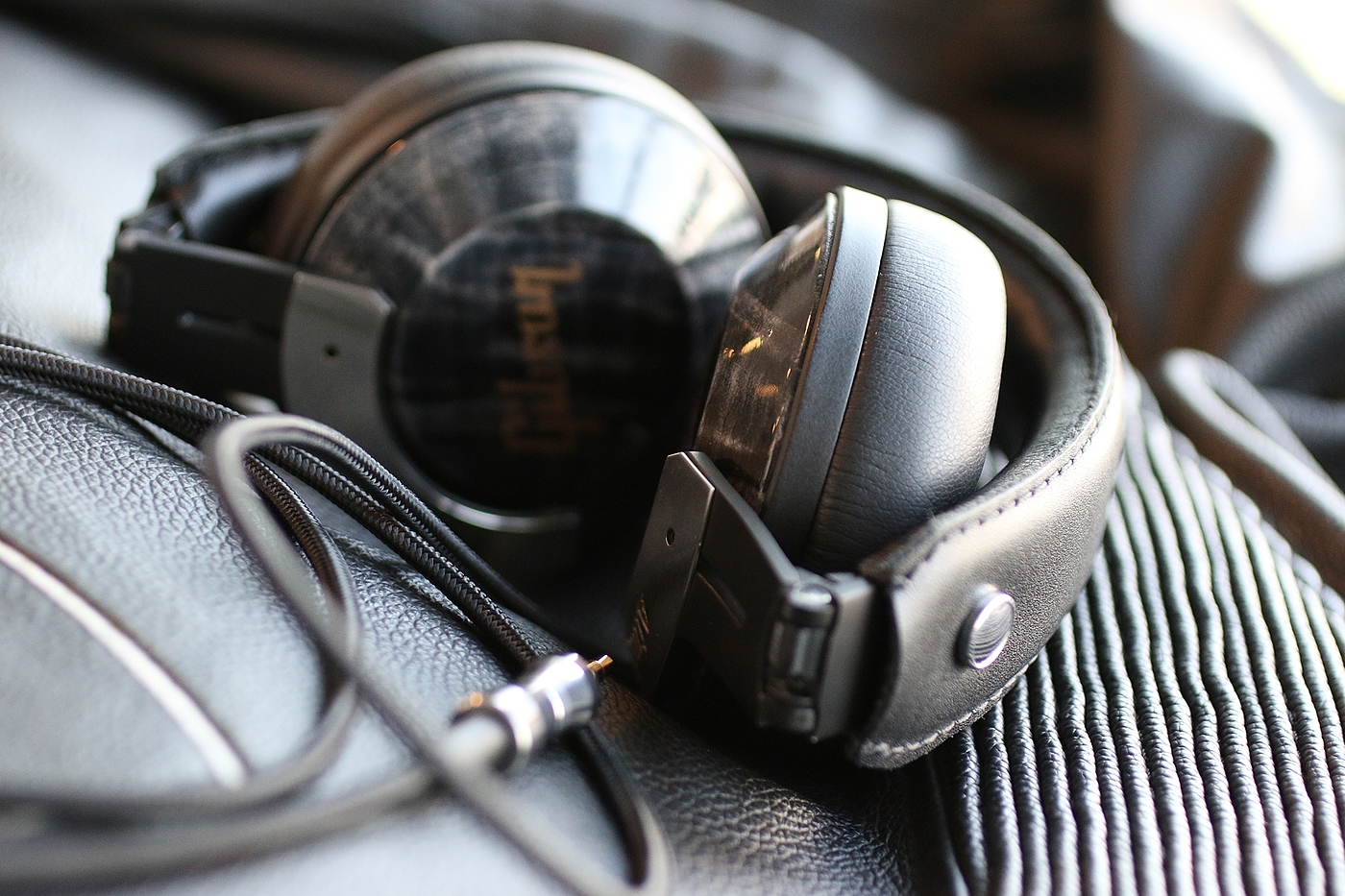 headset，Headwear，woodiness，Leatherwear，product design，