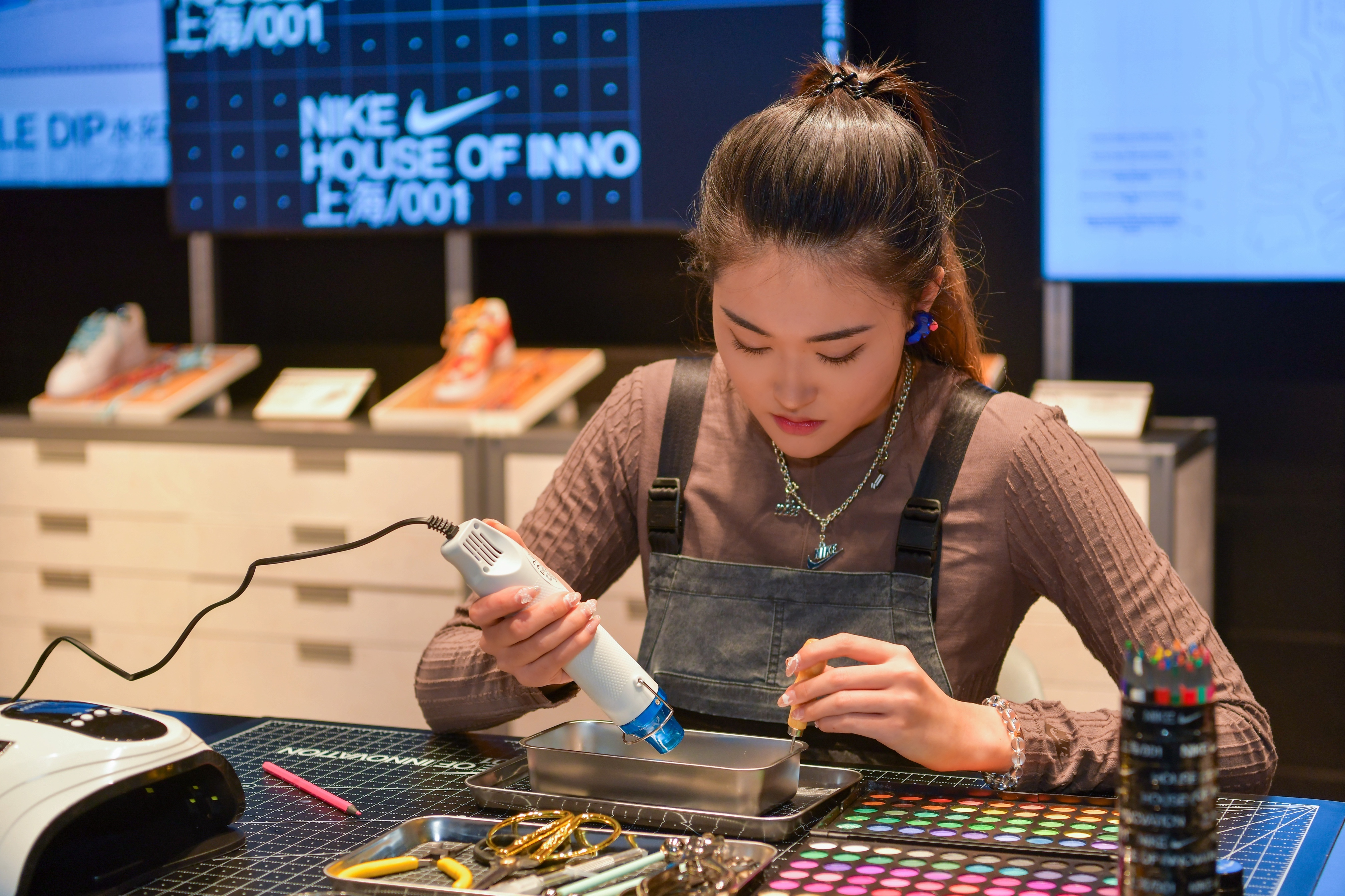 workshop，manual，Handicraft workshop，Heat shrinkable sheet，Offline activities，Community，nike，