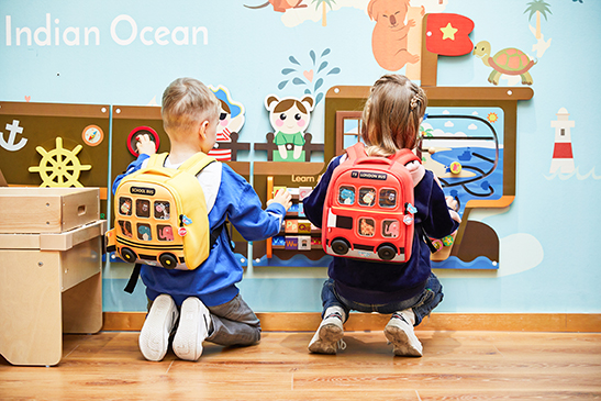 Rice grains，bus，School Bus，Bilateral bus，children，kindergarten，knapsack，