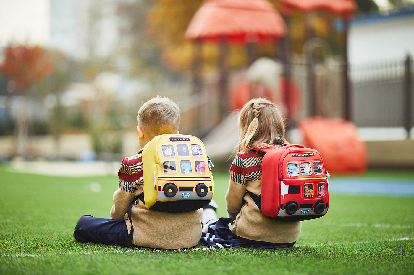 Rice grains，bus，School Bus，Bilateral bus，children，kindergarten，knapsack，