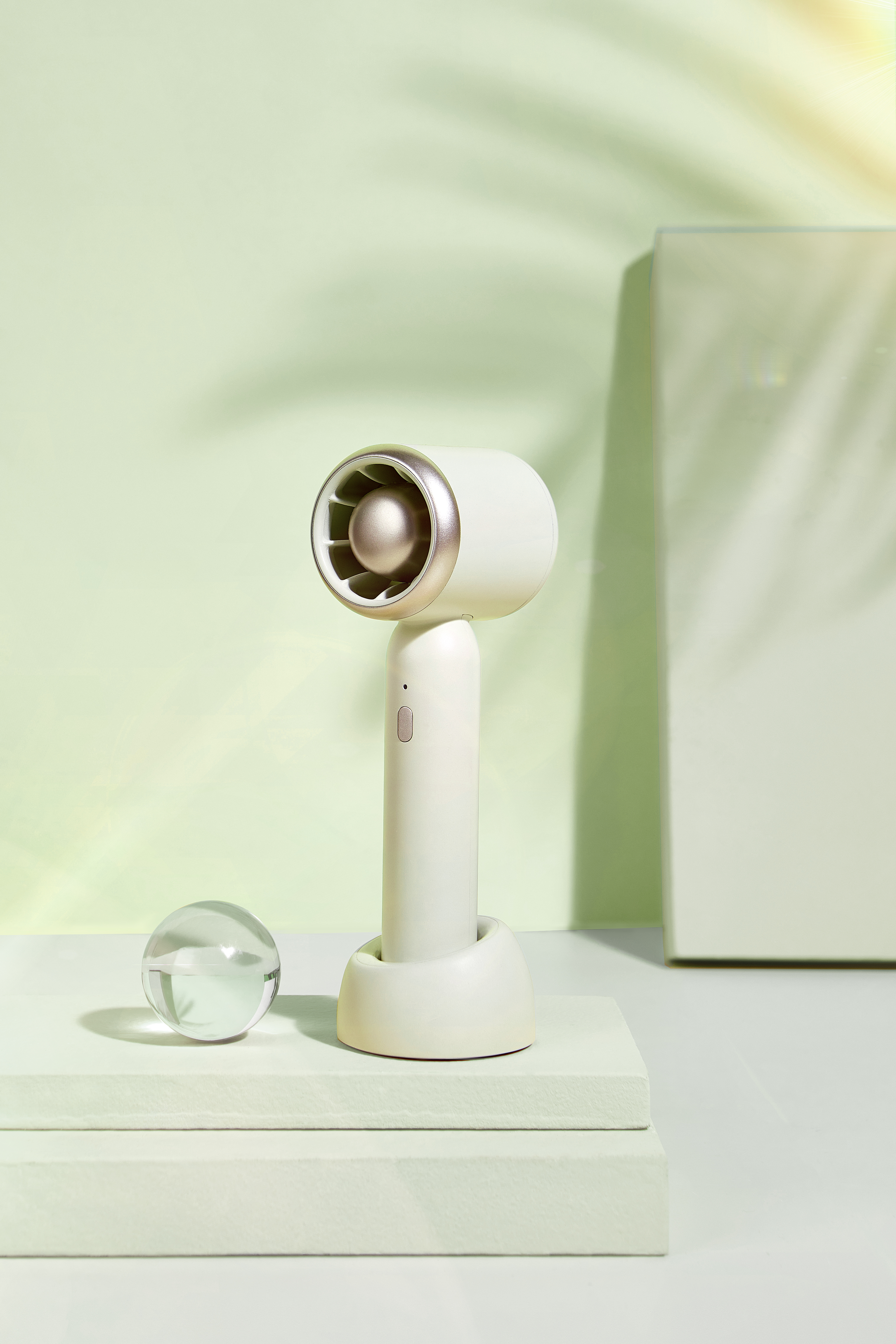 Red design，product design，Handheld fan，Traditional products，Category innovation，