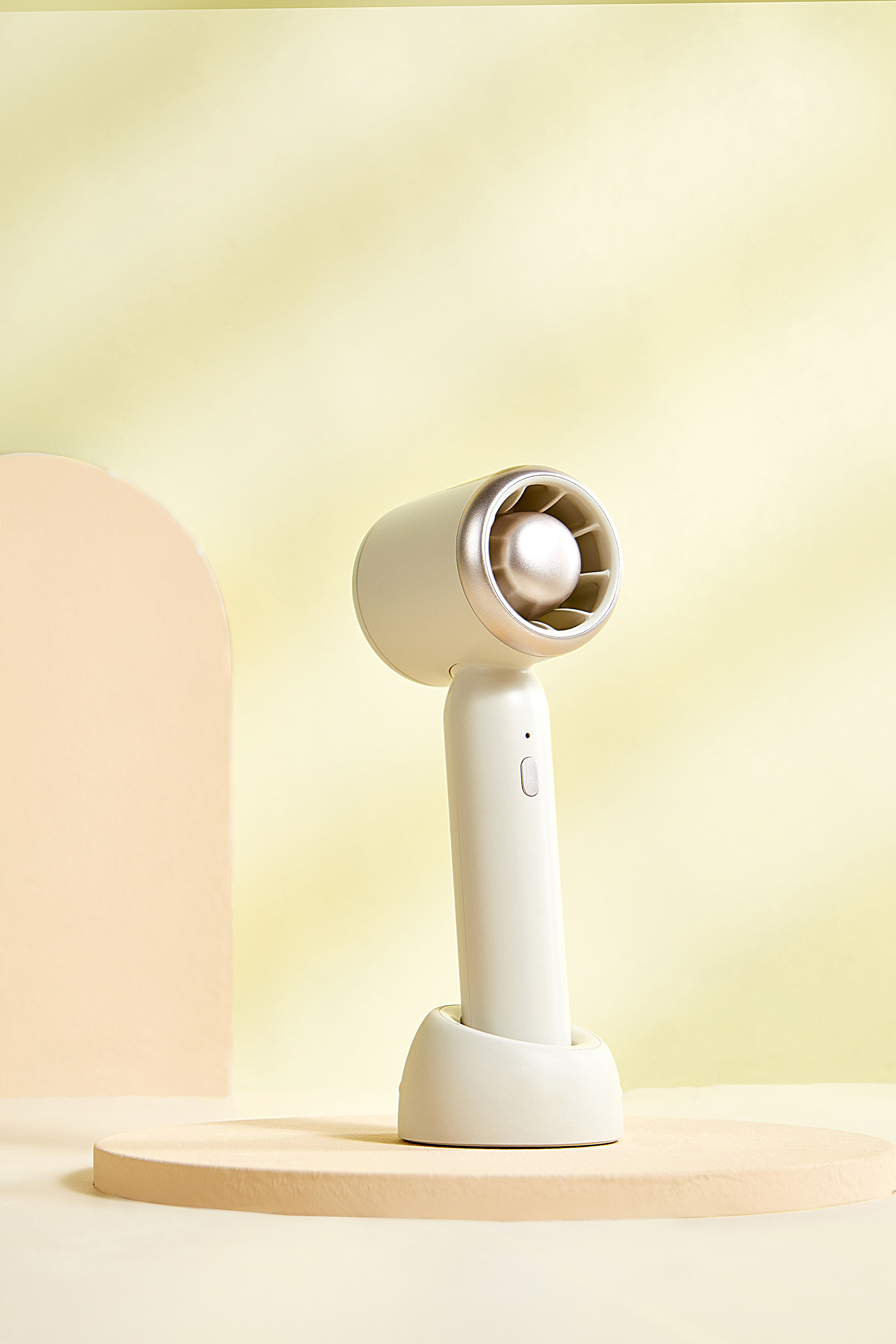 Red design，product design，Handheld fan，Traditional products，Category innovation，