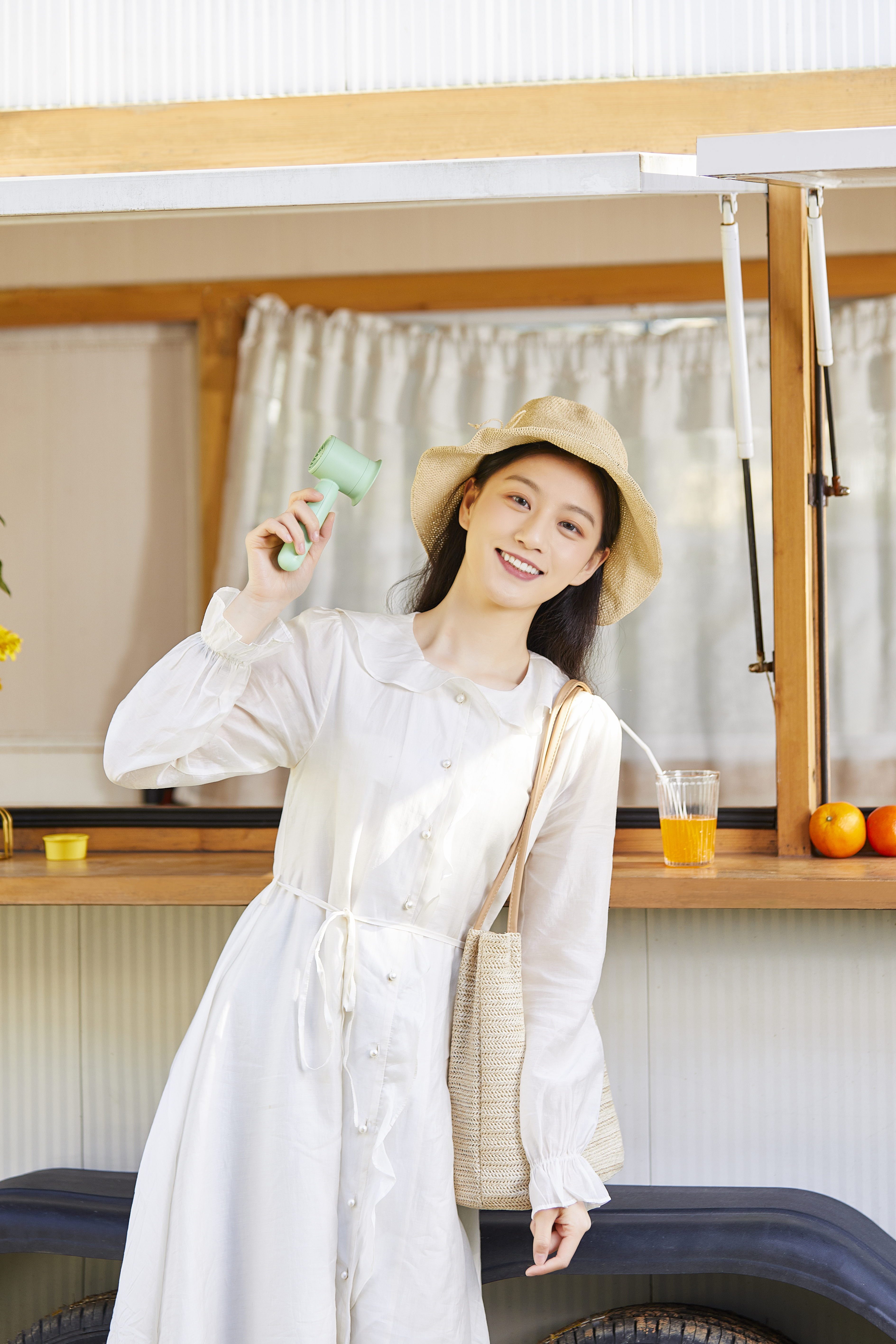 Red design，product design，Handheld fan，Traditional products，Category innovation，