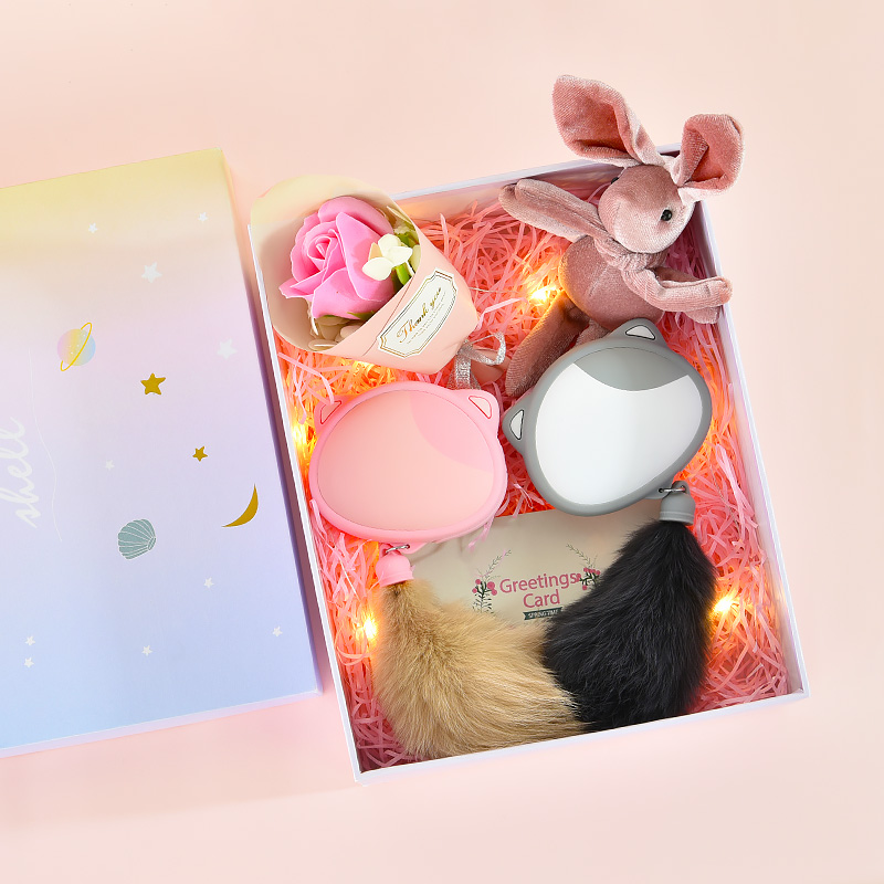 Give your girlfriend a warm care，