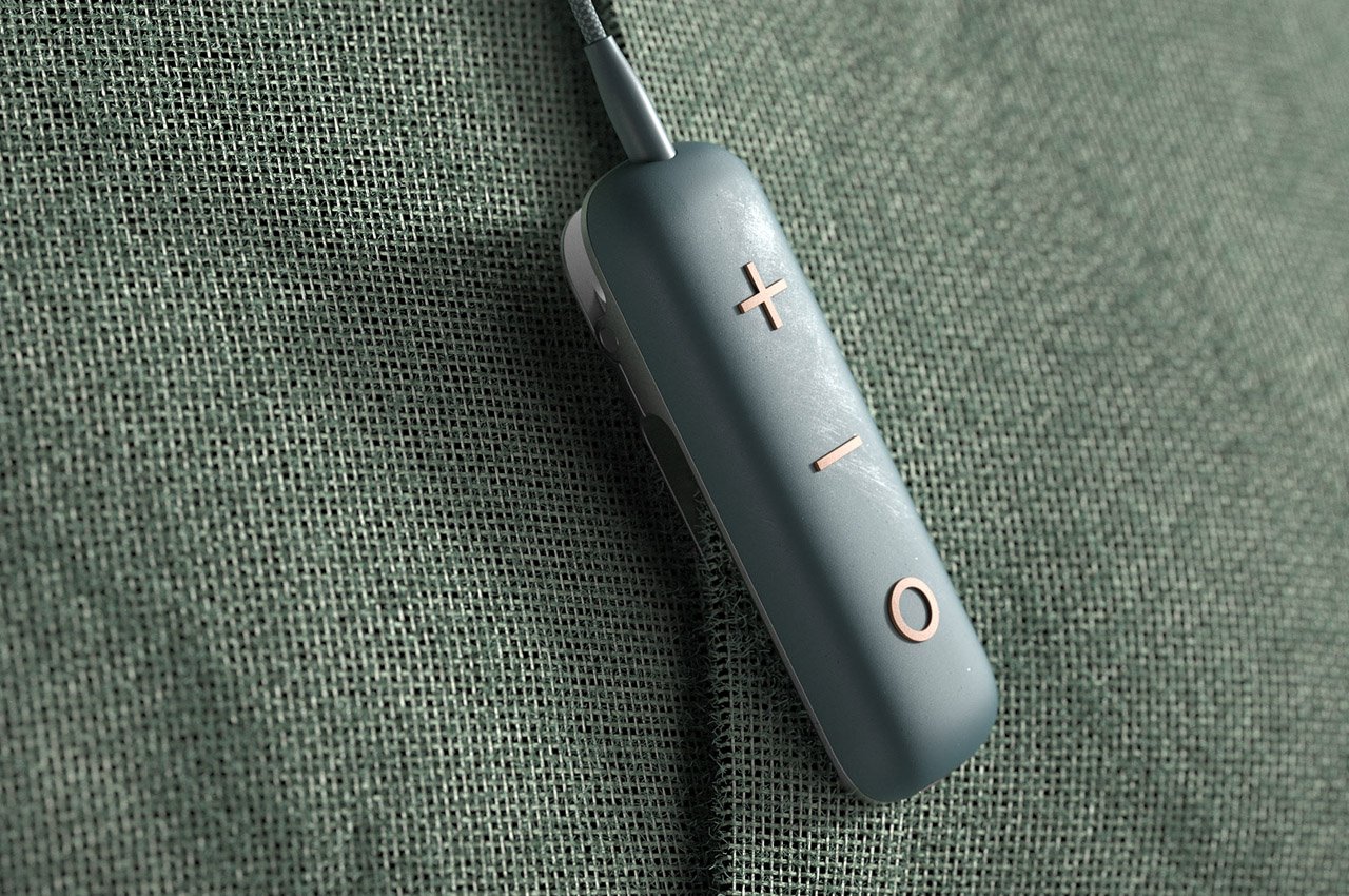 Ugly Duckling，Integrated clip on Bluetooth receiver，Grampus，product design，Killer whale shape，Bionics Design ，