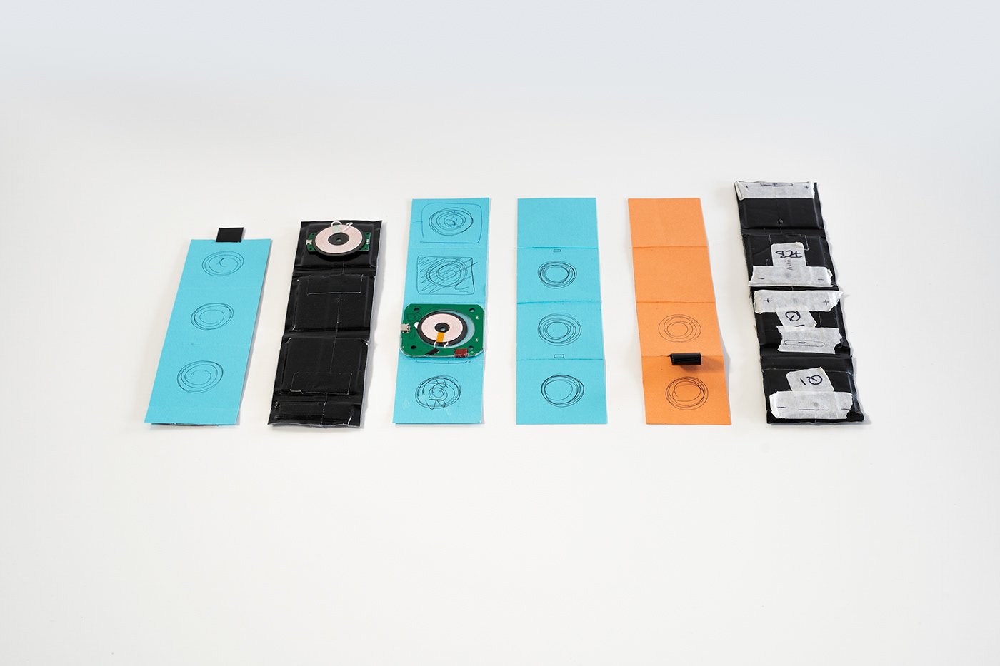 Blond Ltd，Folding wireless charger，product design，Foldable design，industrial design，packing design，PLA material，Recyclable design，