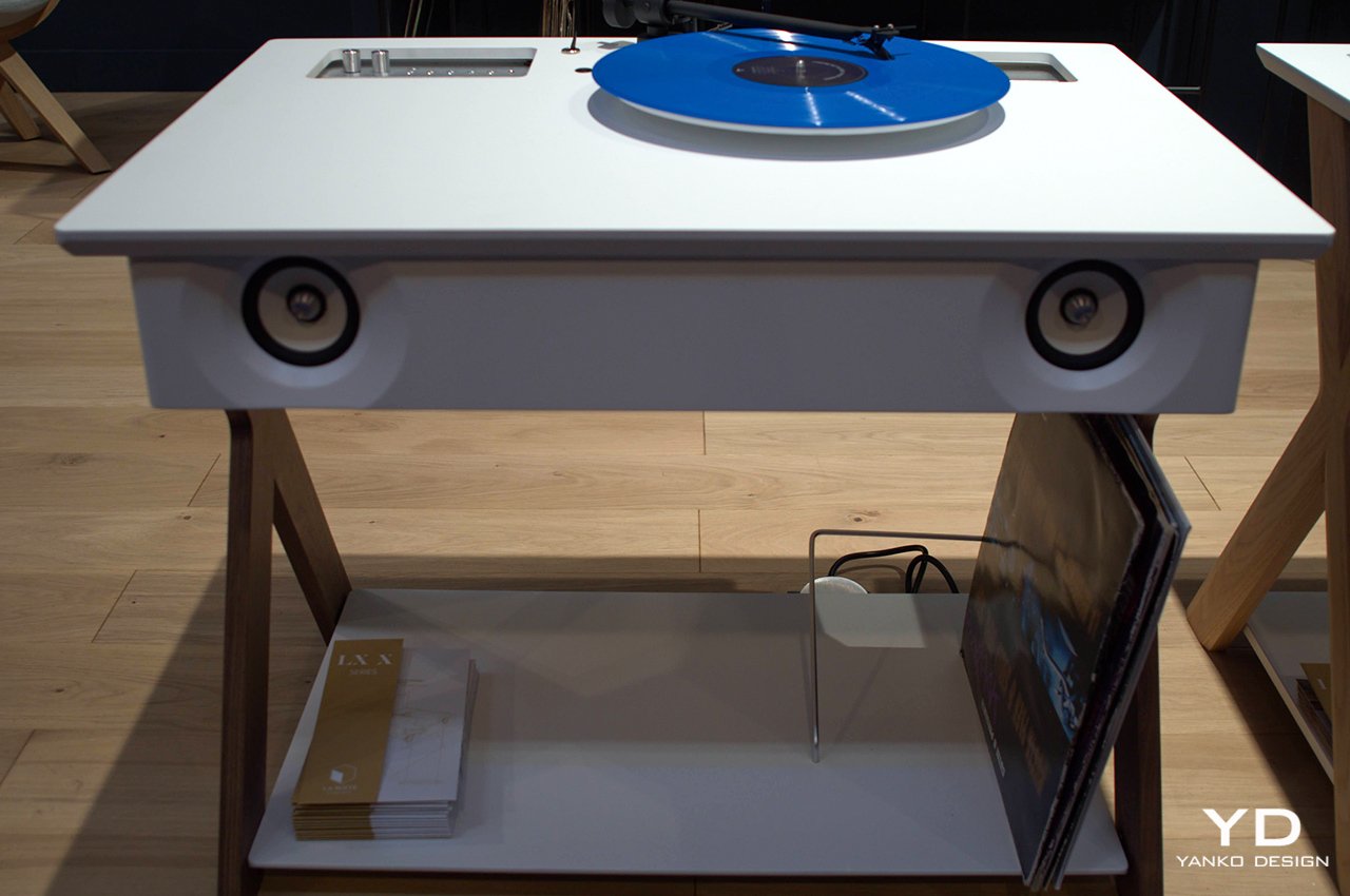 Labot concept，horn，music，speaker，turntable，