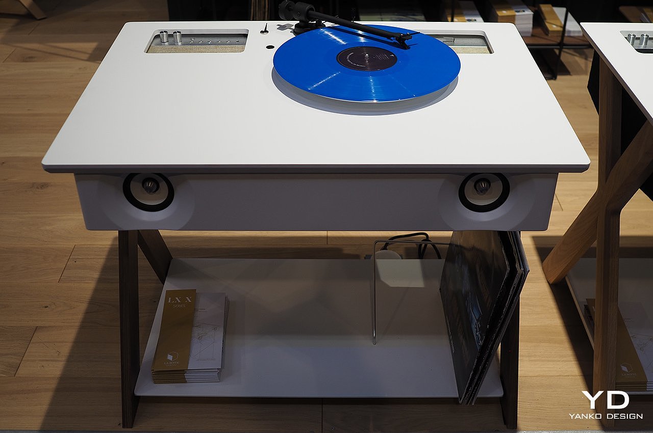 Labot concept，horn，music，speaker，turntable，