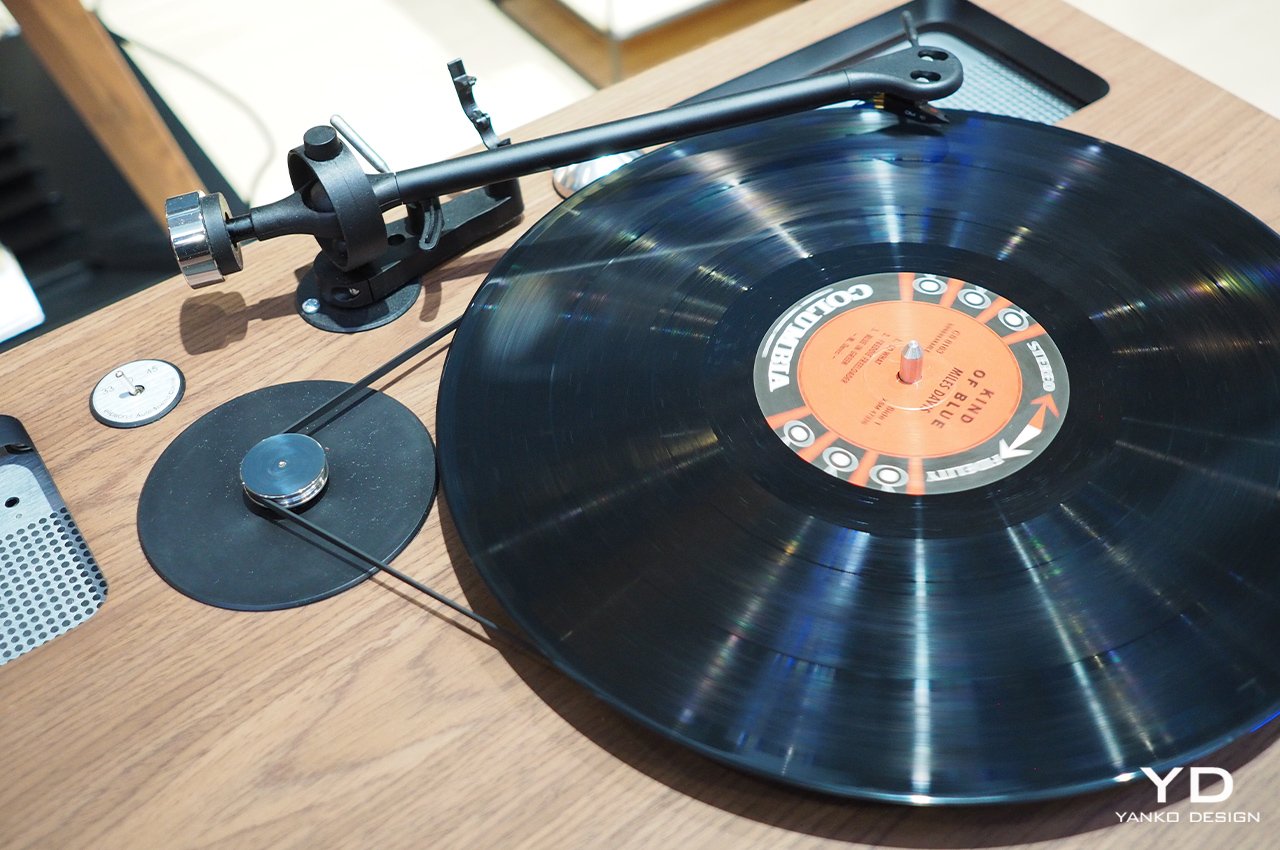 Labot concept，horn，music，speaker，turntable，