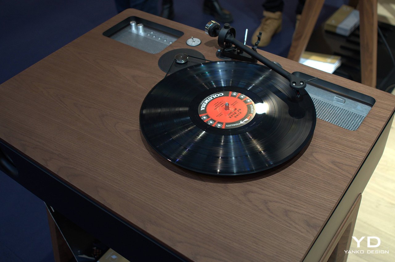 Labot concept，horn，music，speaker，turntable，