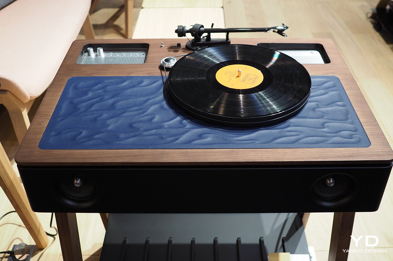 Labot concept，horn，music，speaker，turntable，