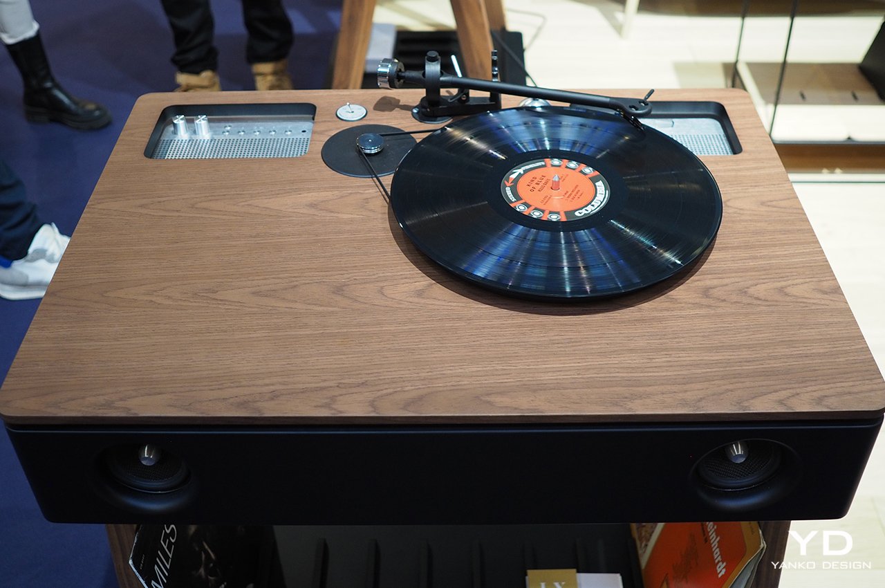 Labot concept，horn，music，speaker，turntable，