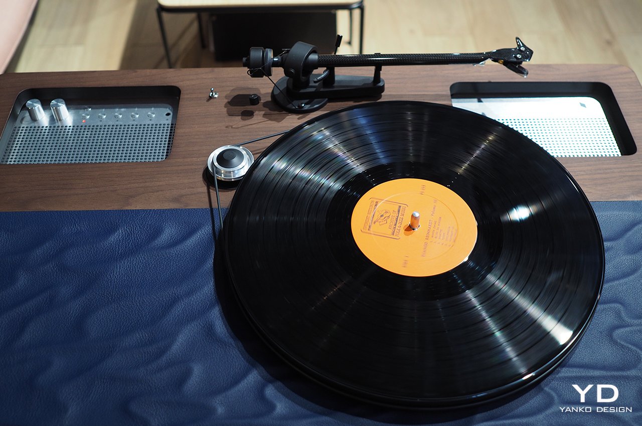 Labot concept，horn，music，speaker，turntable，