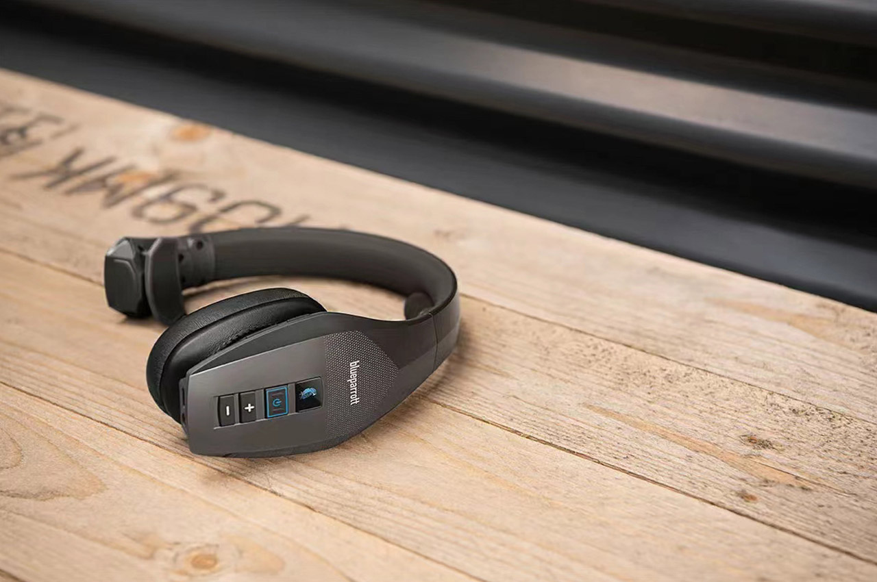 headset，conversation，music，drive，