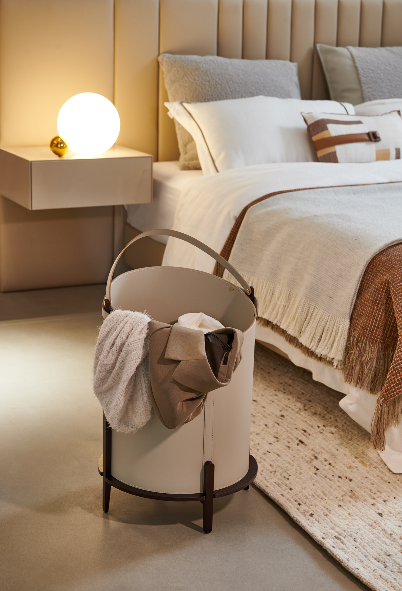 Clothes basket，Receive，Saddle skin，solid wood，