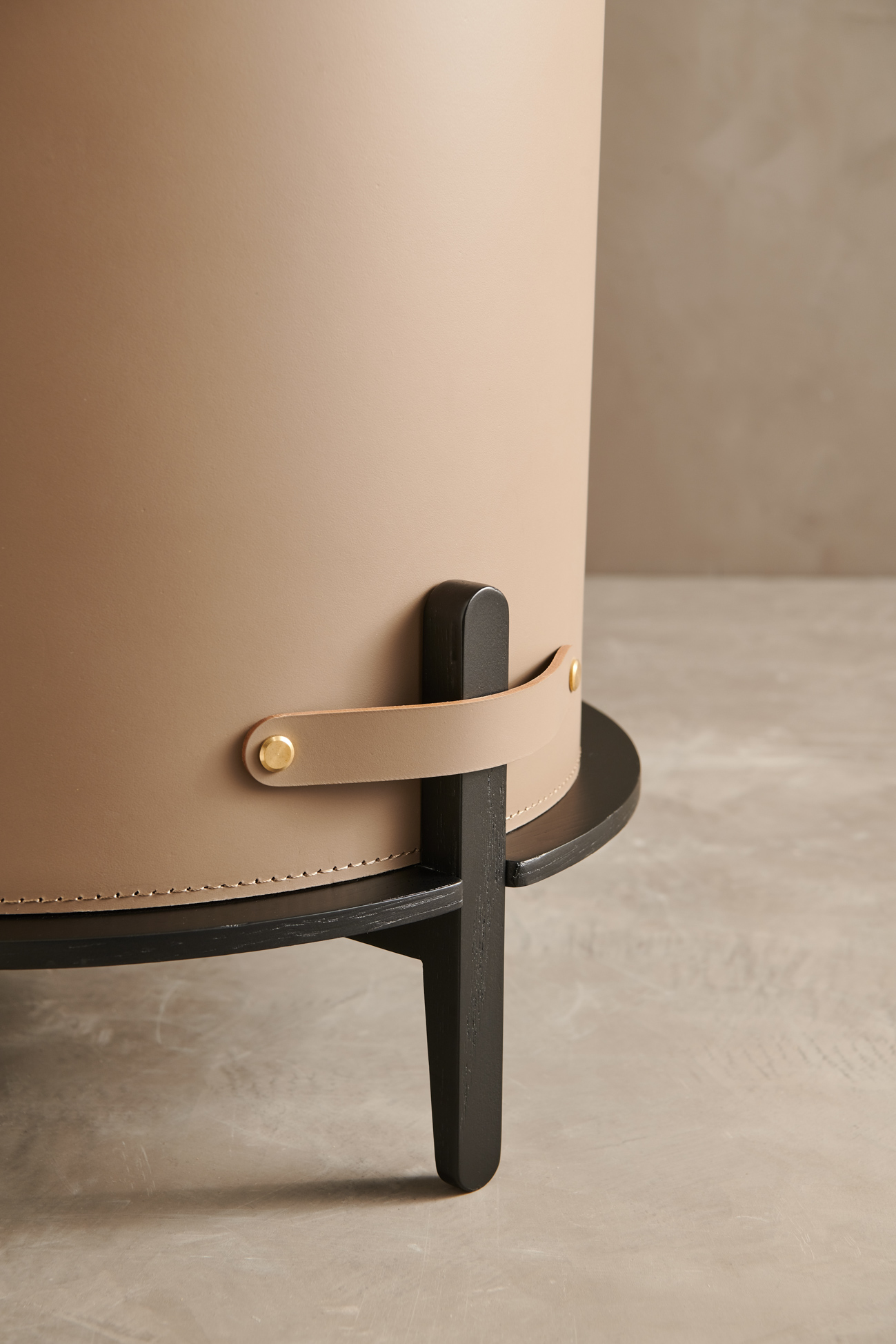 Clothes basket，Receive，Saddle skin，solid wood，