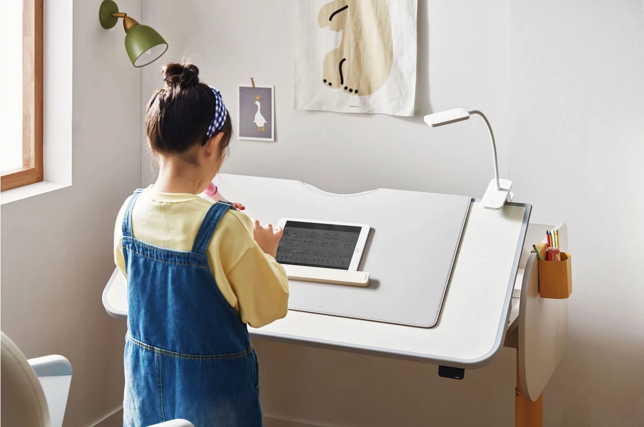 desk，Adjustable height，If design award，children，