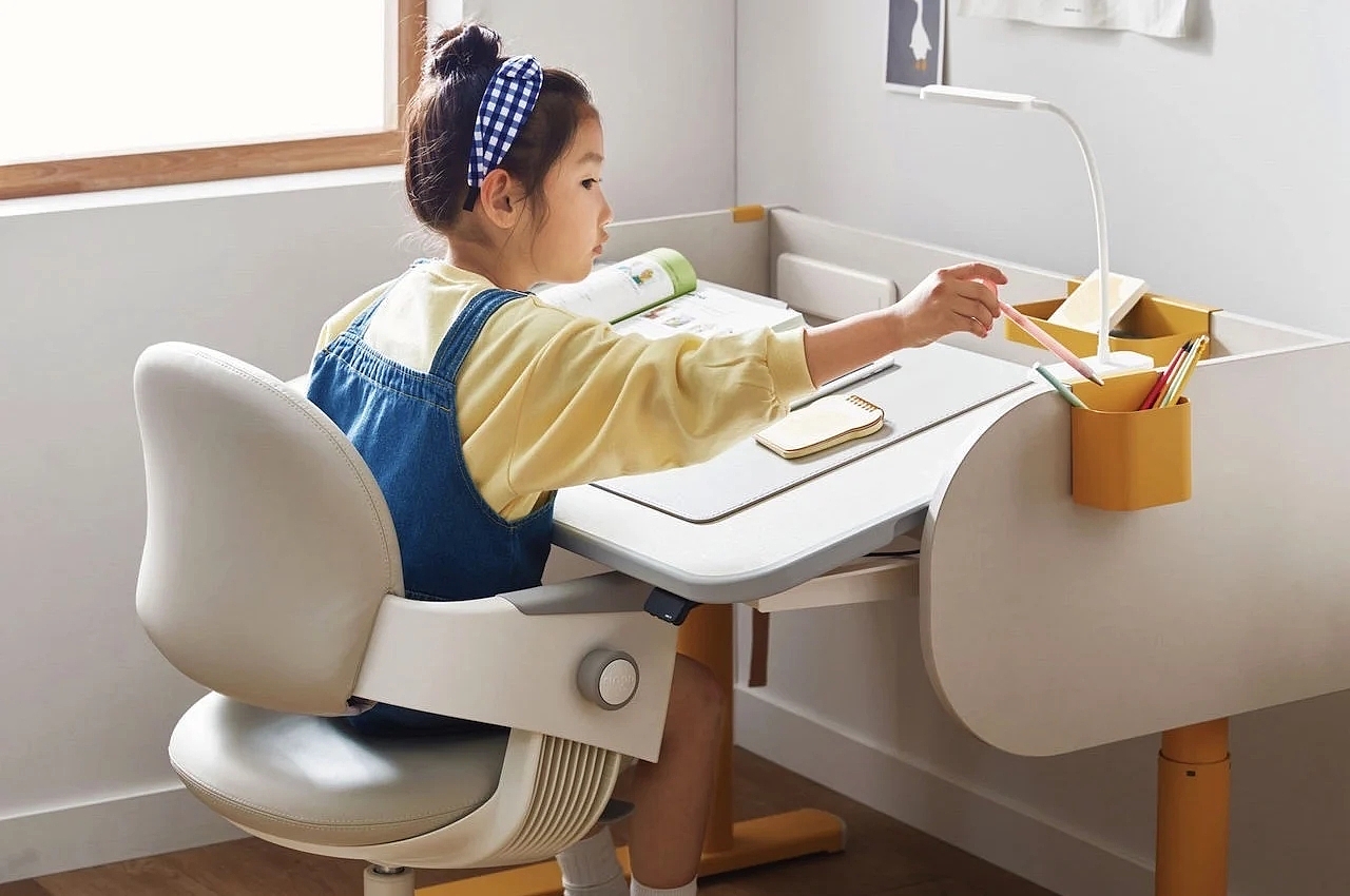 desk，Adjustable height，If design award，children，