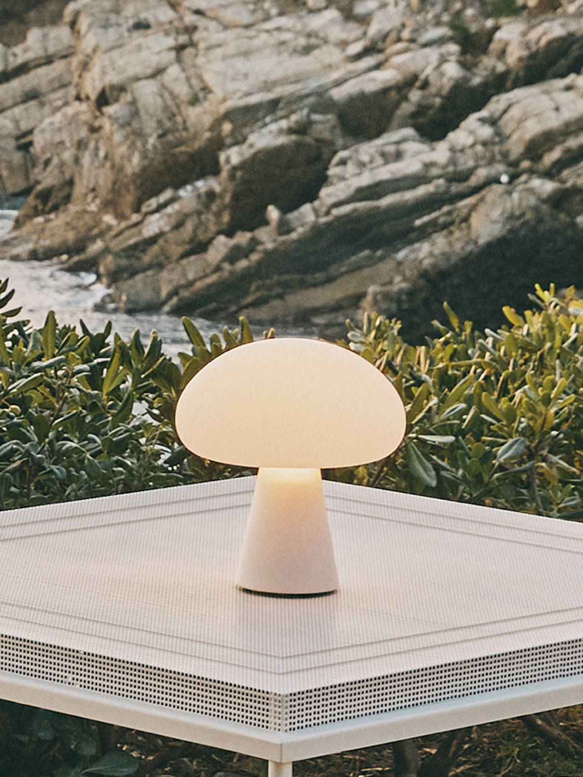 lamp，Mushroom，outdoors，white，Simplicity，