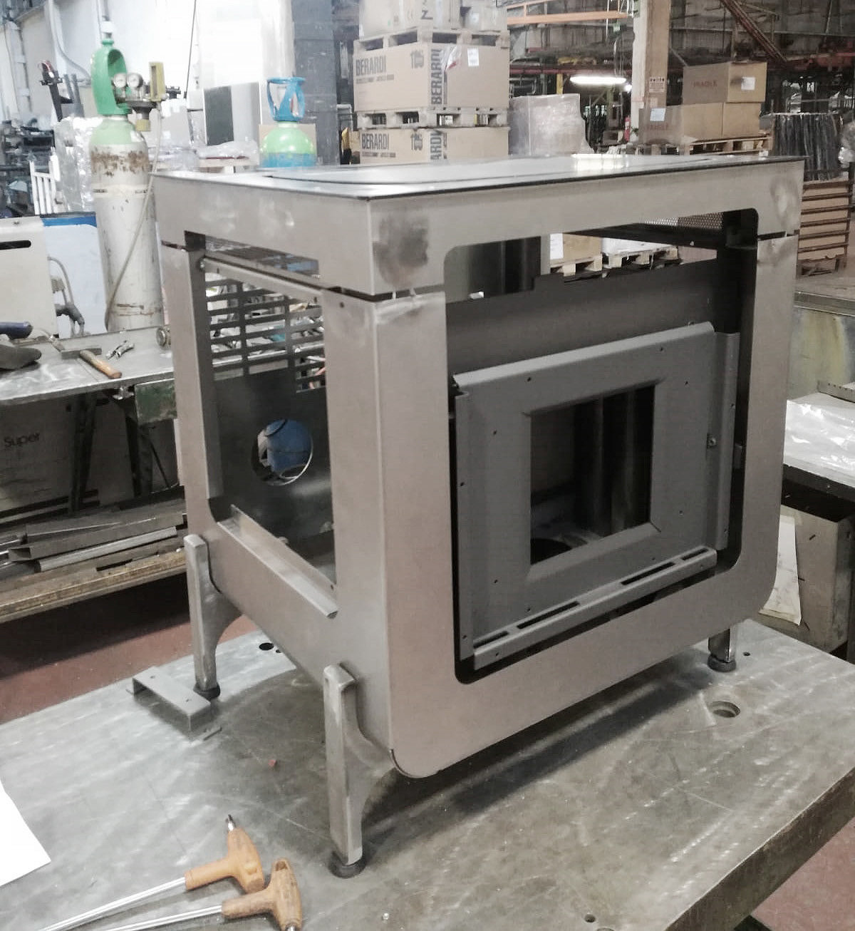 Raul Froll à，Dafne，New compact pellet furnace，Personalized design，