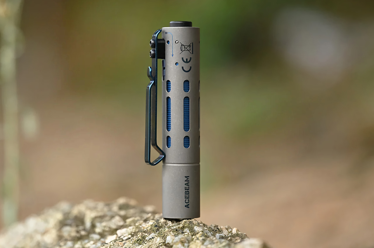 Flashlight，Battery，outdoors，