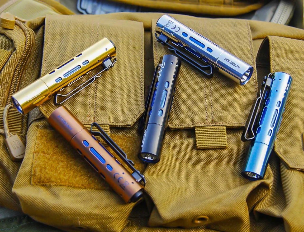 Flashlight，Battery，outdoors，