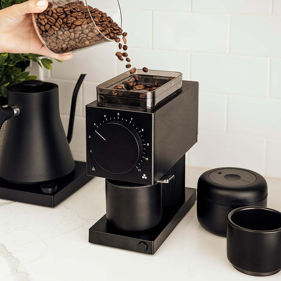 Grinding machine，Simplicity，modern，Coffee Grinding，black，white，