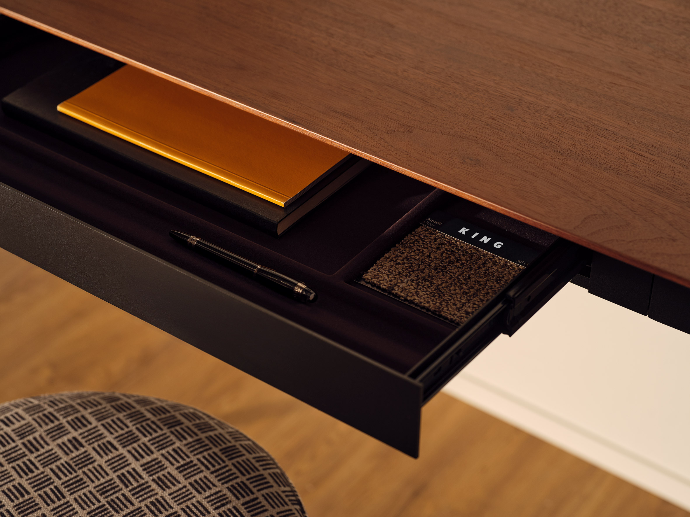 Eto，desk，desk，