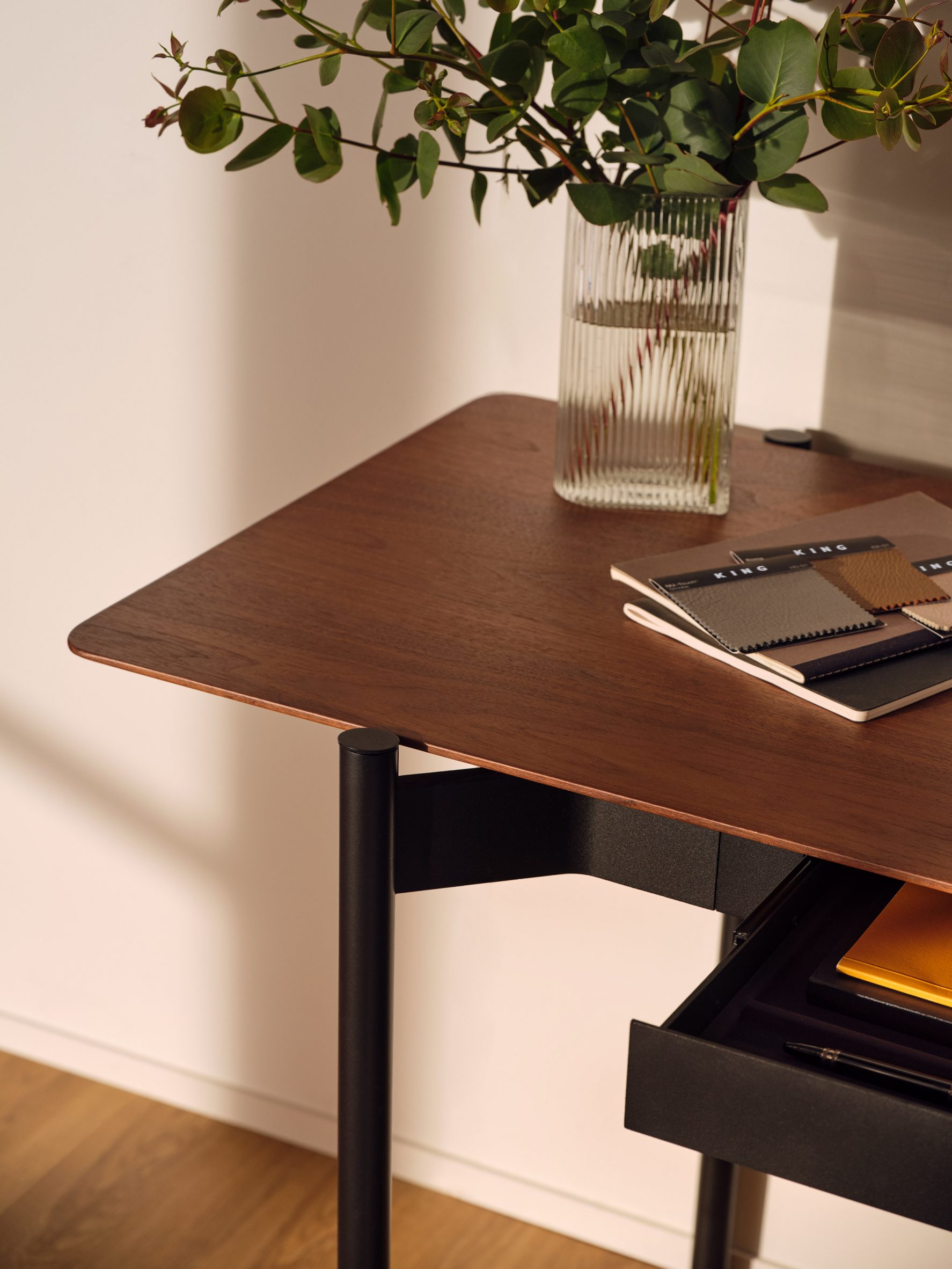 Eto，desk，desk，