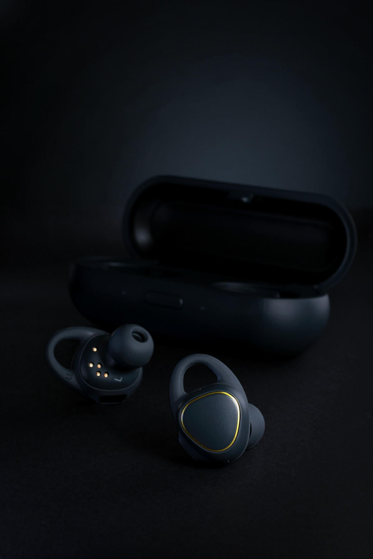 Samsung，headset，black，Picture rendering，samsung，IconX Gear，Storable，wireless，Light movement，Light and shadow，