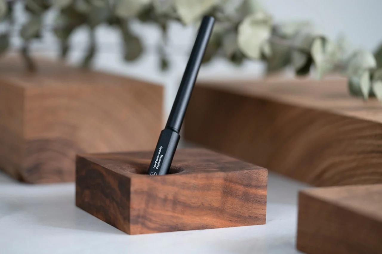 Penholder，woodiness，to work in an office，