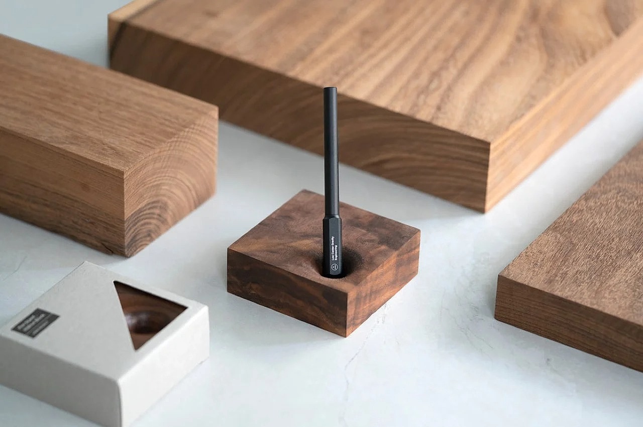 Penholder，woodiness，to work in an office，
