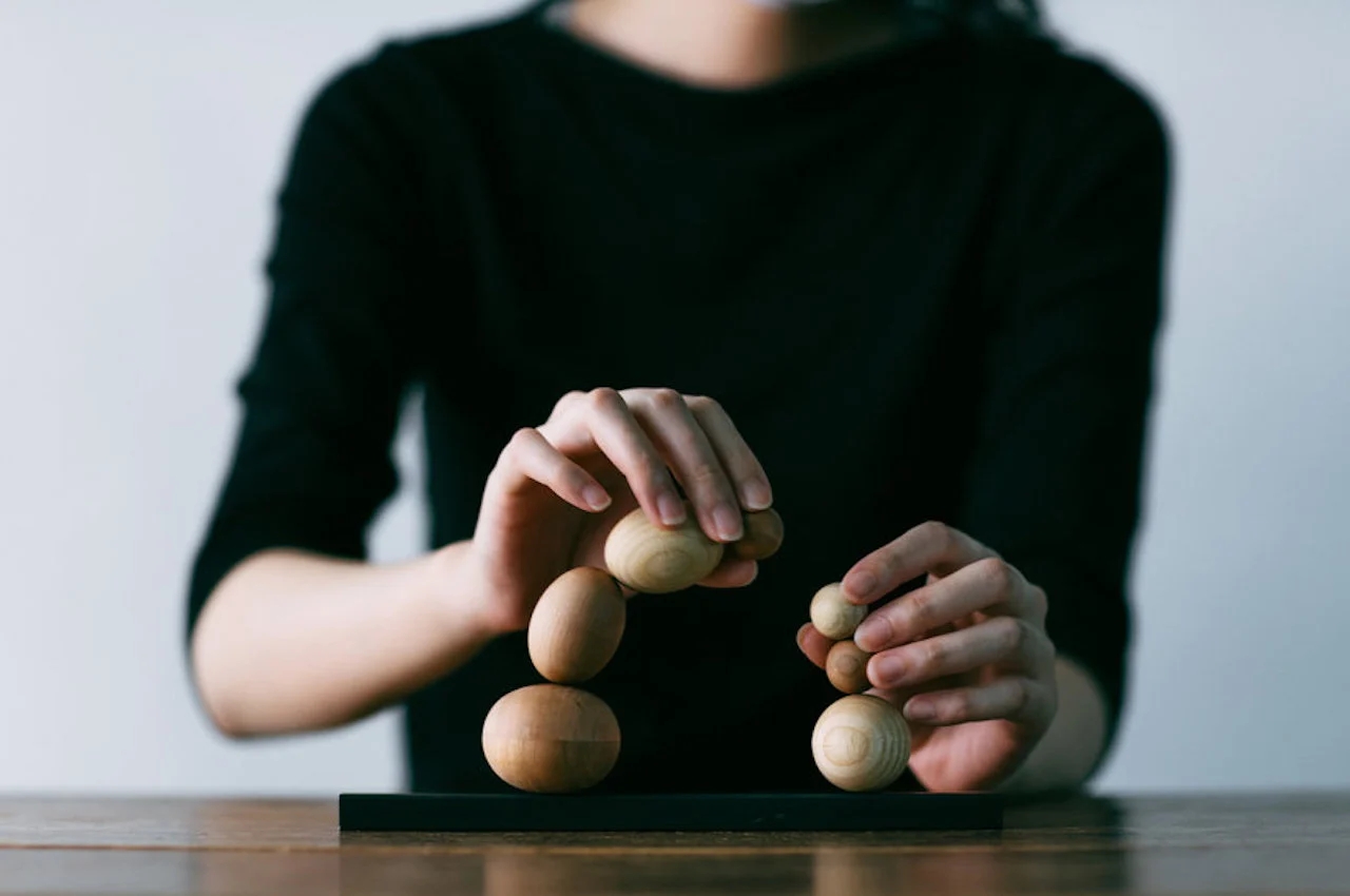 Sculpture，woodiness，magnet，