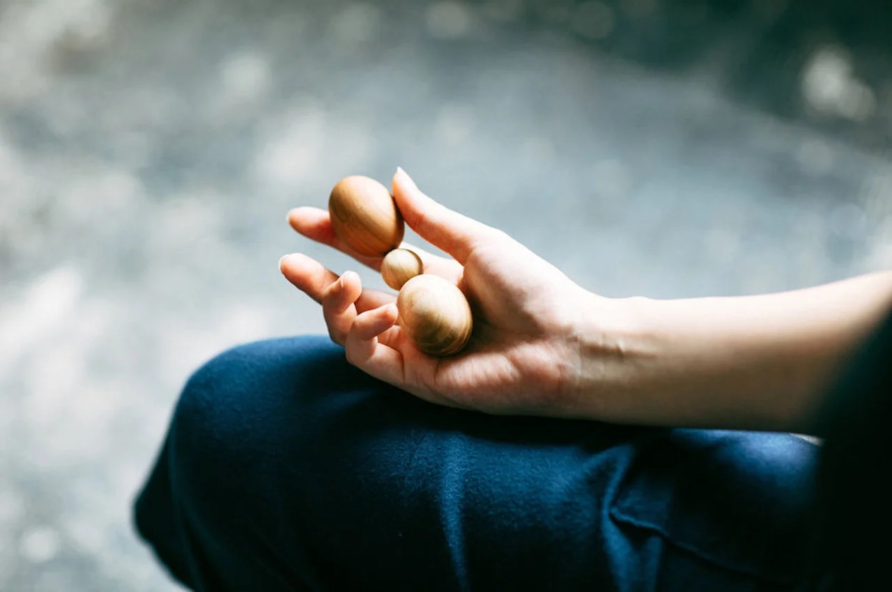 Sculpture，woodiness，magnet，