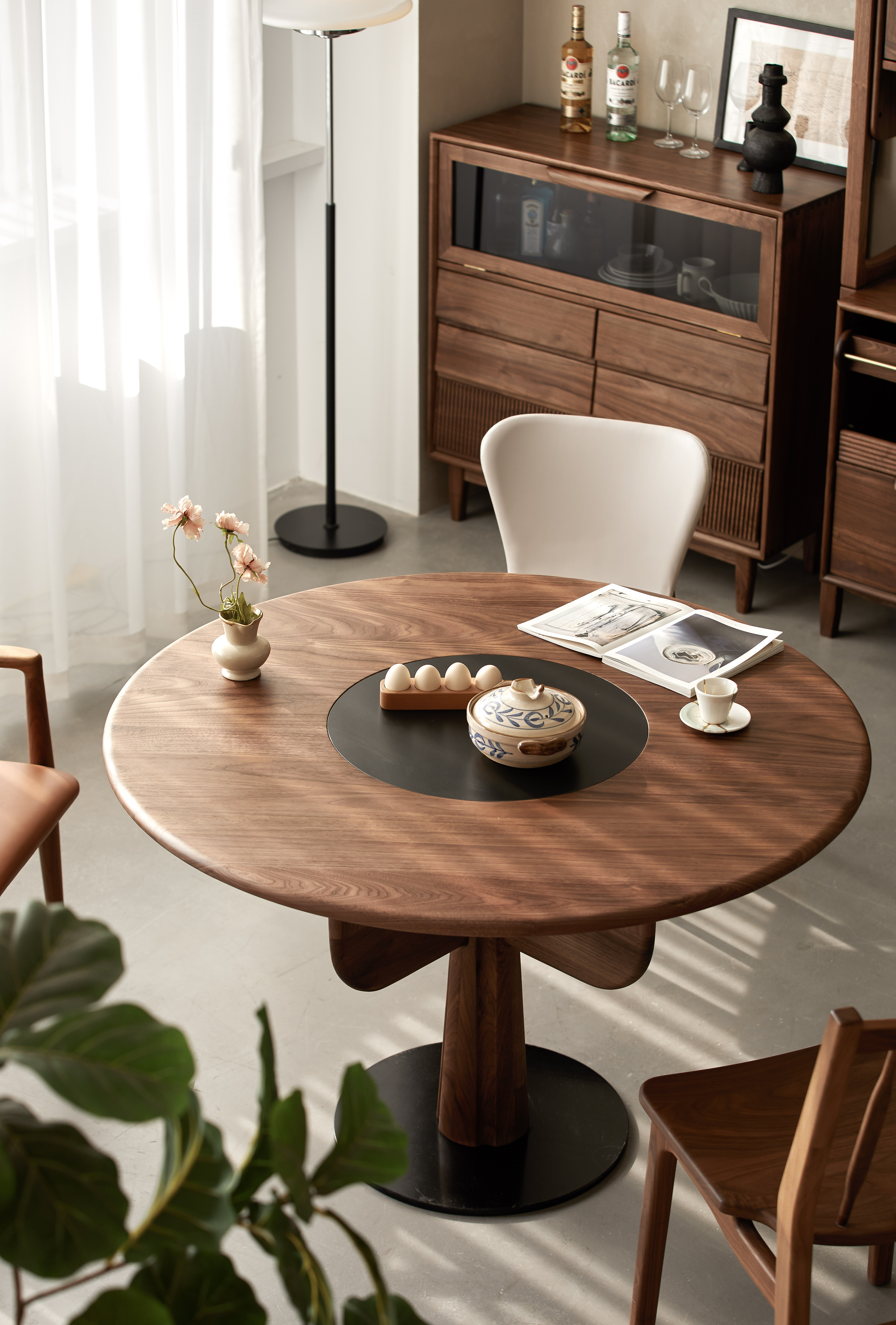 Furniture designer Ren Mengying，