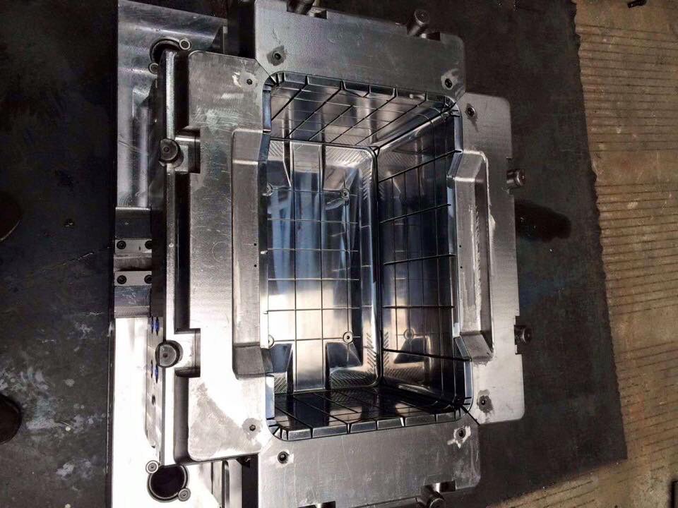 Injection mould，