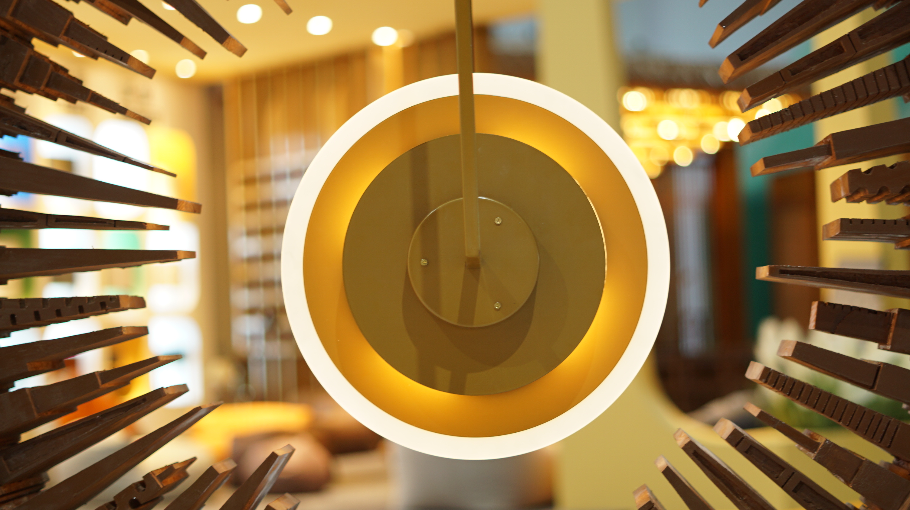 Green trees and white mountains, overlapping shadows, three-dimensional presentation，