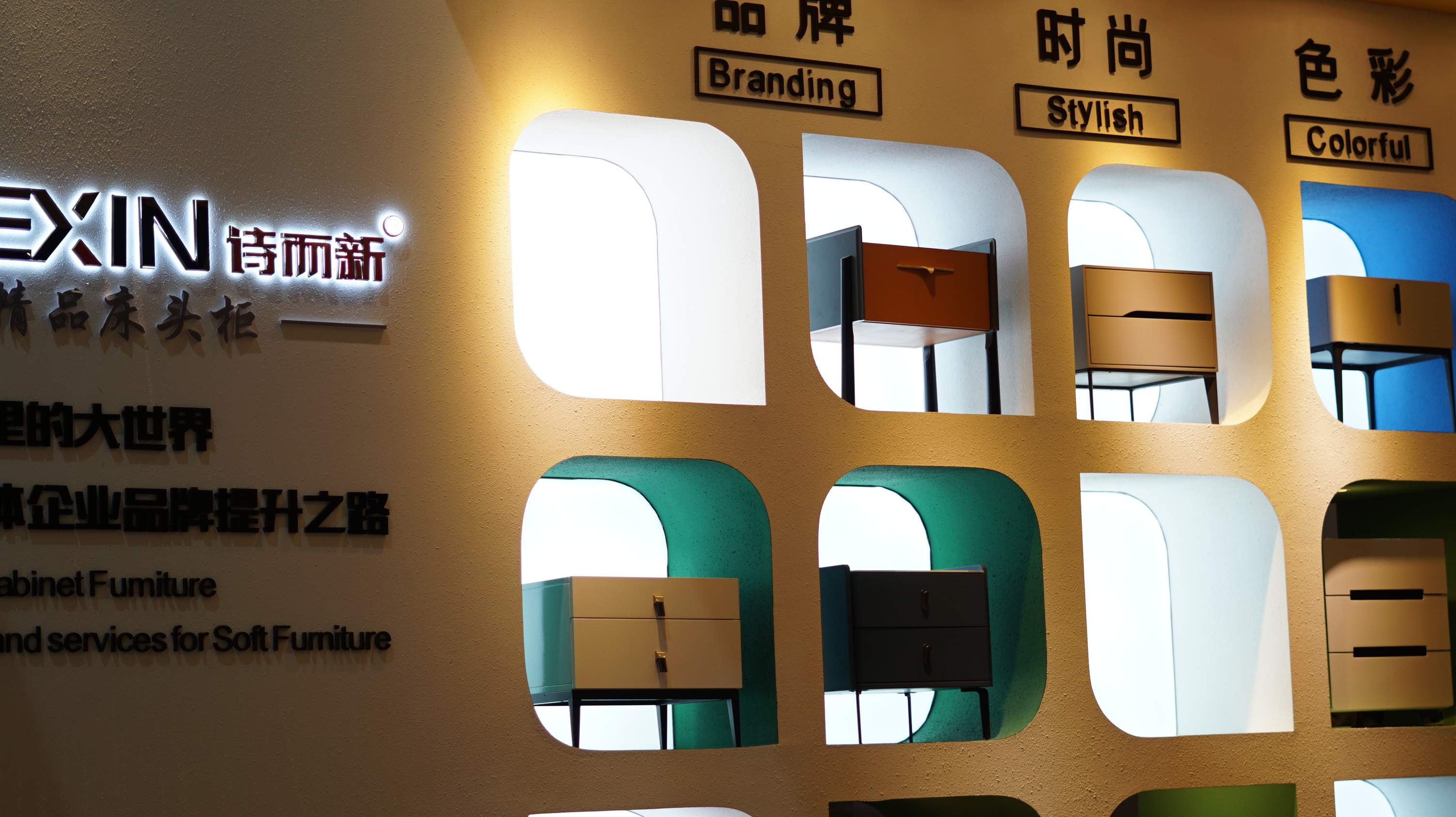 Green trees and white mountains, overlapping shadows, three-dimensional presentation，