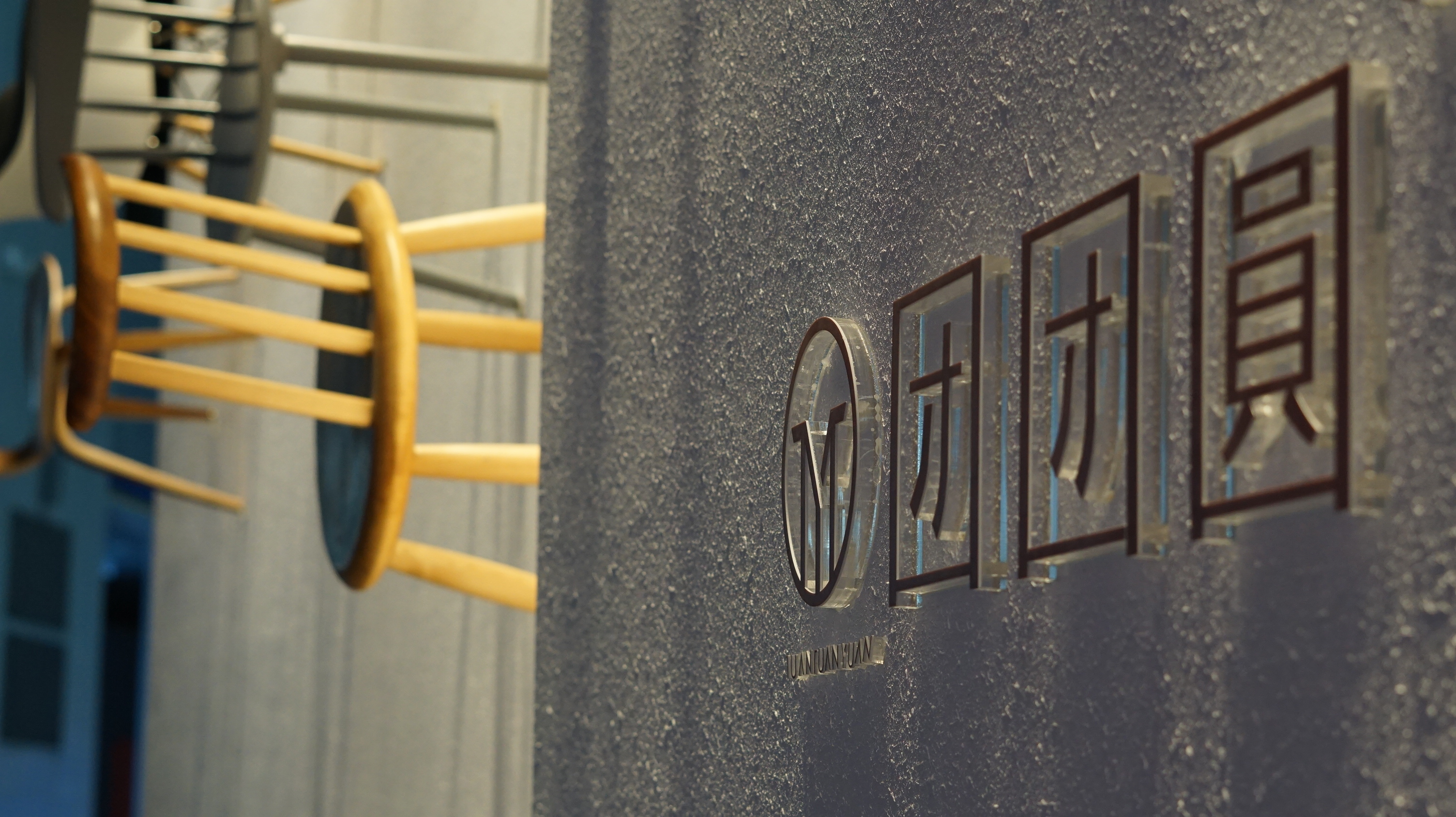 Green trees and white mountains, overlapping shadows, three-dimensional presentation，