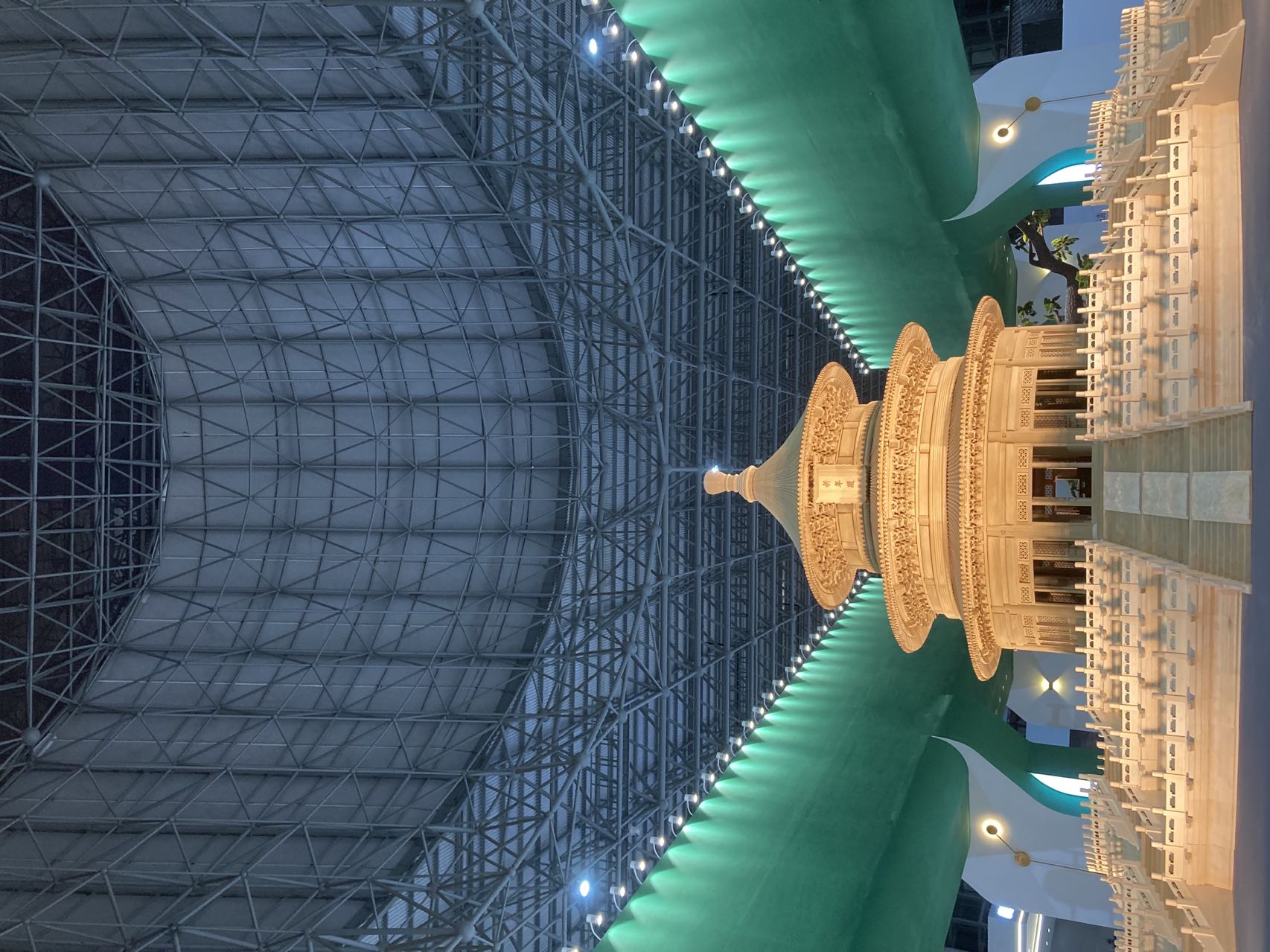 Green trees and white mountains, overlapping shadows, three-dimensional presentation，